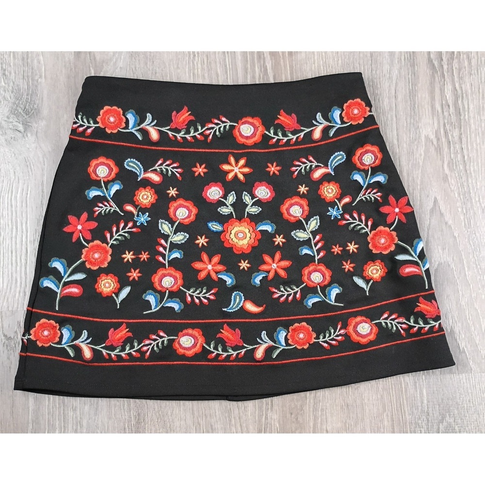 Forever 21 Skirt Small Black Floral Embroidered Mini Zip Lined Boho Festival